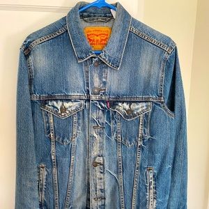 Levi’s slim fit trucker jacket size men’s Medium